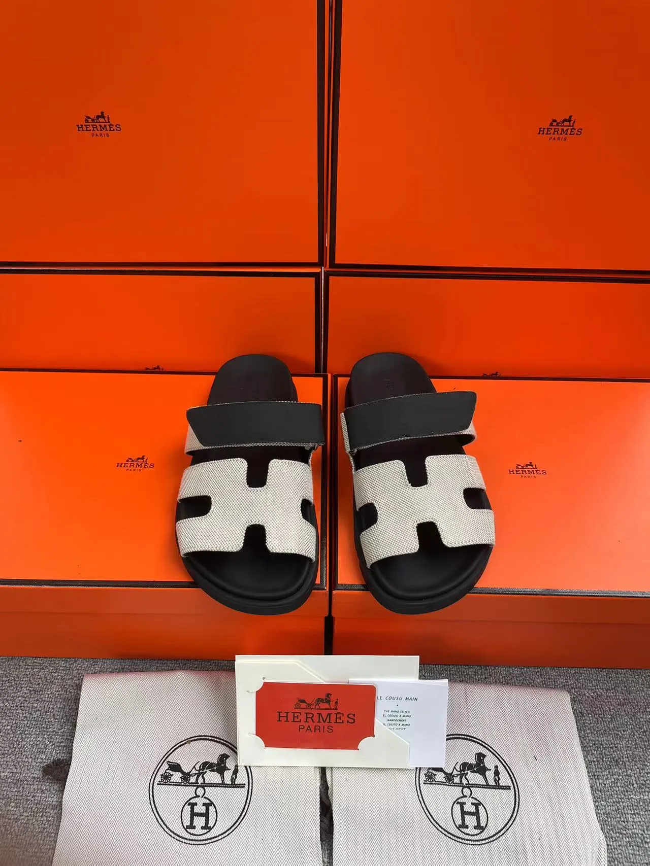 👟👟Ex-factory price 480👟👟, H HERMES is the same style for men and women, the couple's second uncle shoes that have become very popular recently - sandals, paired with various colorful socks, very trendy ✅Upper: imported mixed sheepskin and deerskin ✅Inner: imported mixed sheepskin ✅Outsole: Tpu non-slip and wear-resistant outsole ✅Size: women's 35-42. Male 38-46